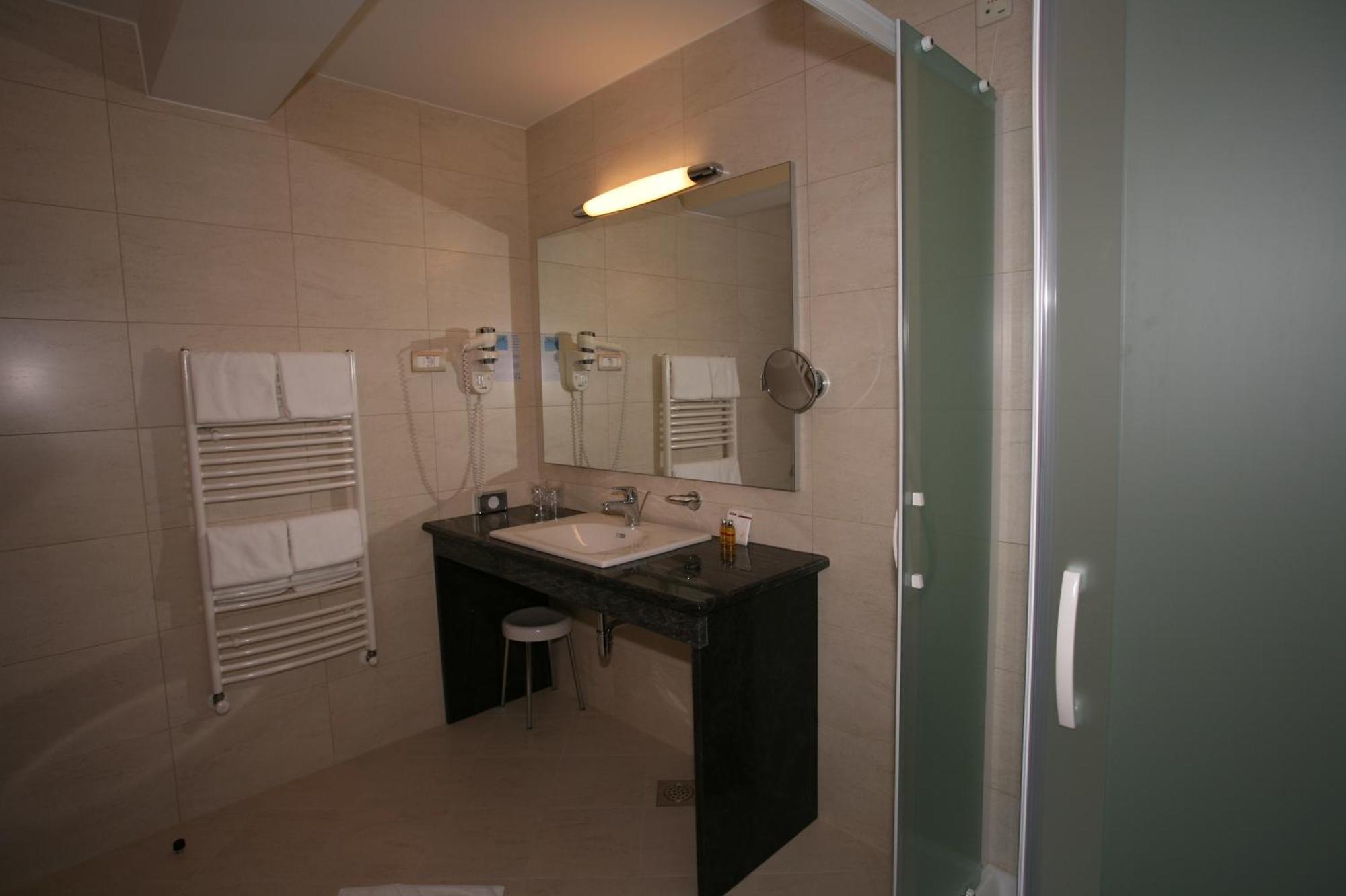 Spa & Wellness Hotel Pinia Malinska Dış mekan fotoğraf
