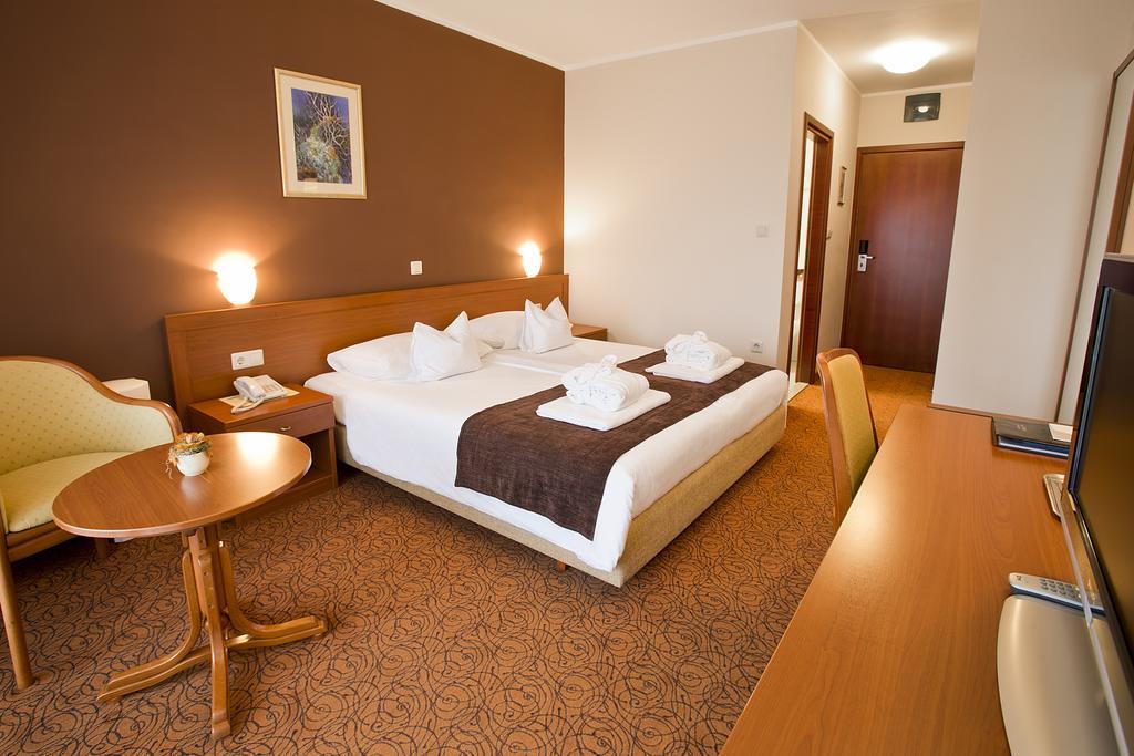 Spa & Wellness Hotel Pinia Malinska Oda fotoğraf