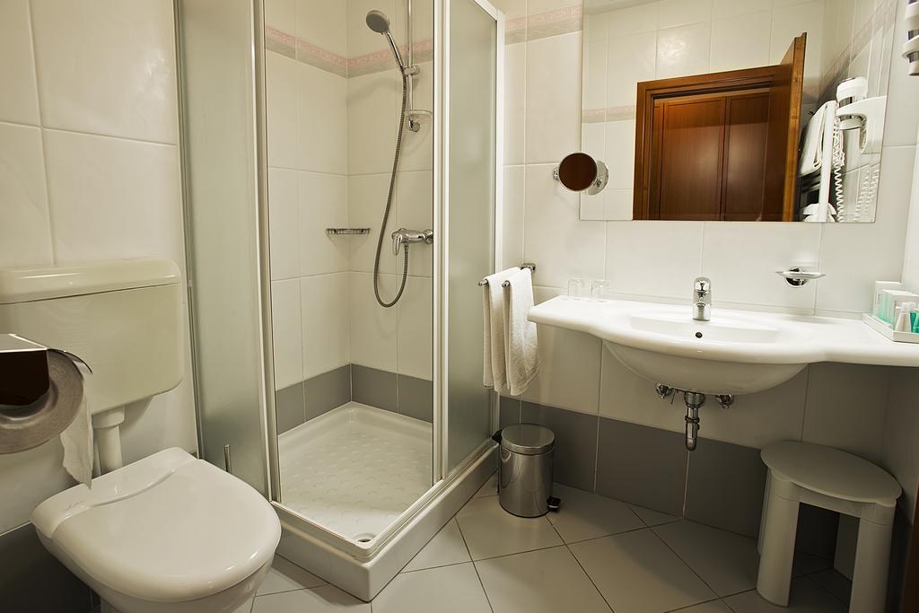 Spa & Wellness Hotel Pinia Malinska Oda fotoğraf